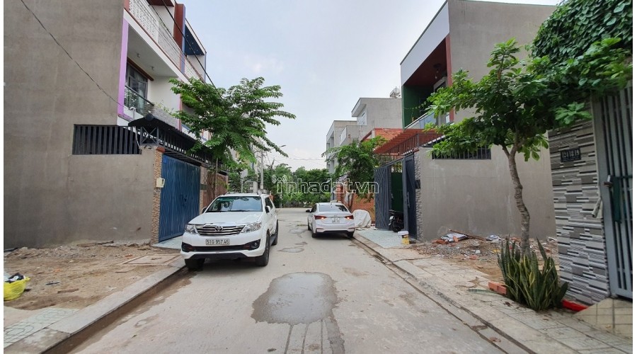 Bán nhà mới xây xong, Hẻm 124 Đường Võ Văn Hát, Phường Long Trường, Quận 9. Giá: 3 tỷ 850 triệu. 