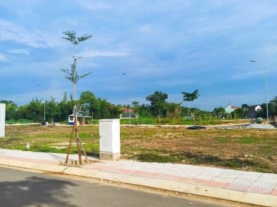 Cần tiền nên bán nhanh đất ở TT TP Quảng Ngãi. Giá chỉ : 980 triệu.