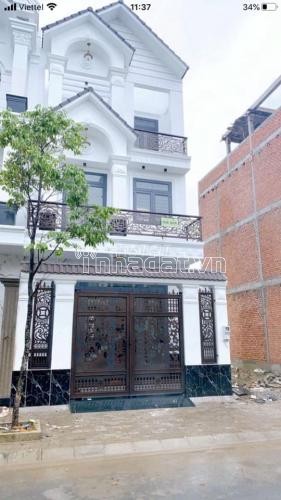 Nhà 2 lầu cần bán trên đường Hoàng Phan Thái, Huyện Bình Chánh. Giá : 1 tỷ 370 triệu.